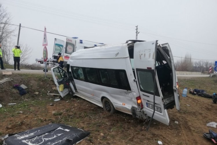İş&ccedil;i minib&uuml;s&uuml; devrildi! 17 iş&ccedil;i yaralandı