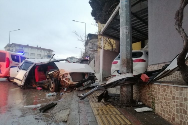 Kocaeli'de par&ccedil;alanmış otomobilden sağ &ccedil;ıktılar