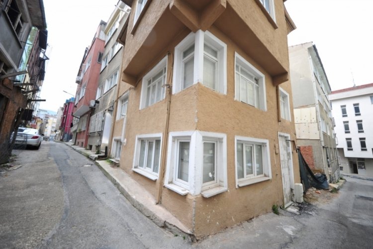 Bursa'da hırsızlardan bıkınca pencerelere i&ccedil;eriden duvar &ouml;rd&uuml;