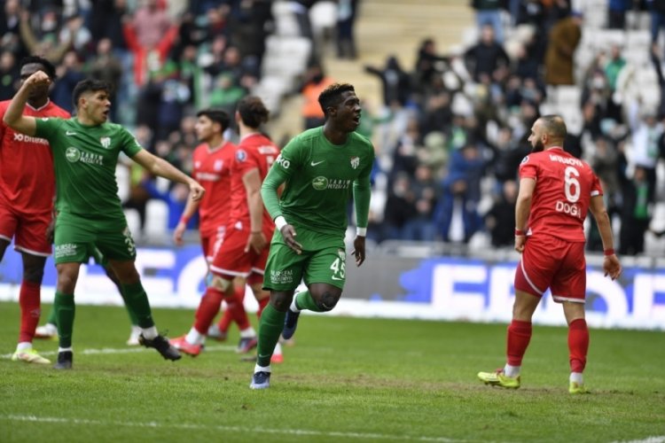 Bursaspor'da Joao Pedro ve Bifouma beğeni topladı