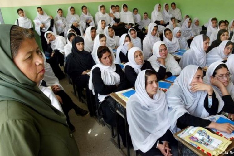 Kız &ccedil;ocukları okula d&ouml;necekti! Taliban yine kapattı