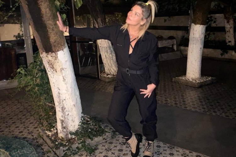 Pelin &Ouml;ztekin'den bikinili paylaşım