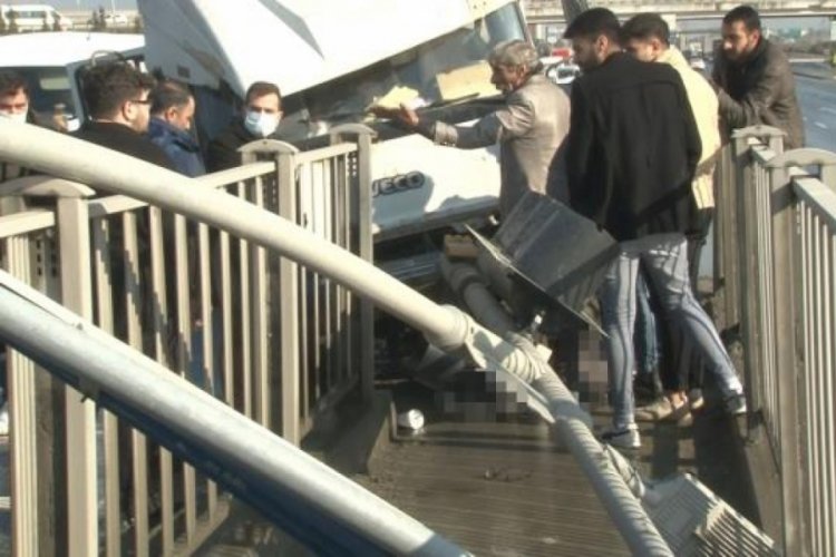 Işıklarda otob&uuml;s bekleyen liseli gencin &uuml;zerine kamyonet devrildi
