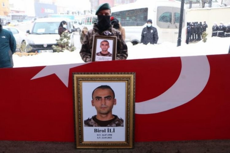 Şehit polise veda! Eşini &ouml;zel harekat&ccedil;ı kıyafetiyle uğurladı