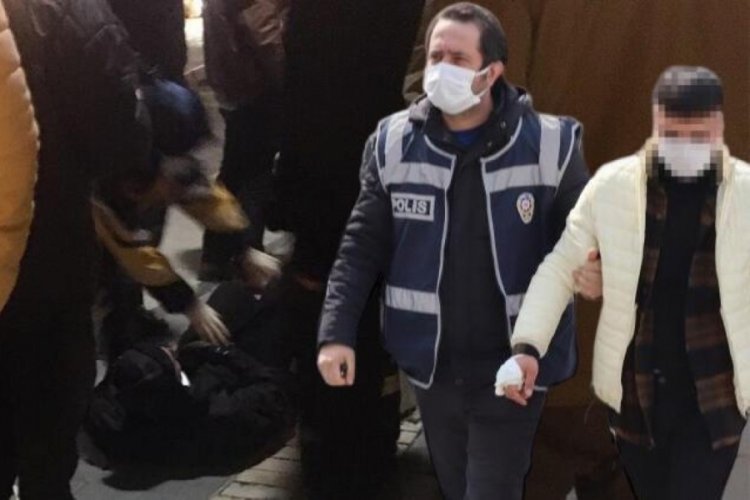 Tanımadığı 2 kişiyi yolda y&uuml;r&uuml;rken bı&ccedil;akladı