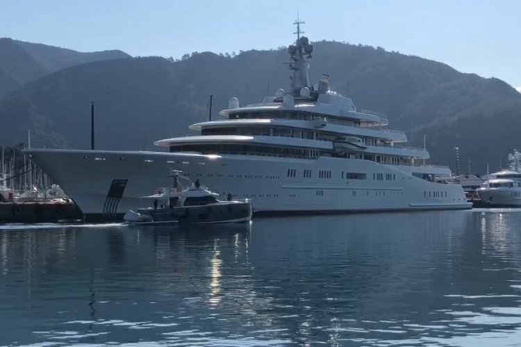 Roman Abramovi&ccedil;'in mega yatına yaklaşan teknelere sirenli uyarı