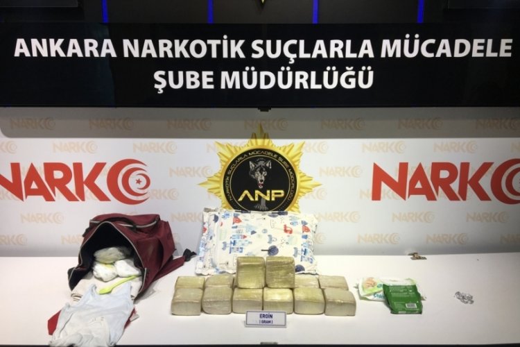 Kucağındaki bebeğin &ccedil;antasında uyuşturucu bulundu