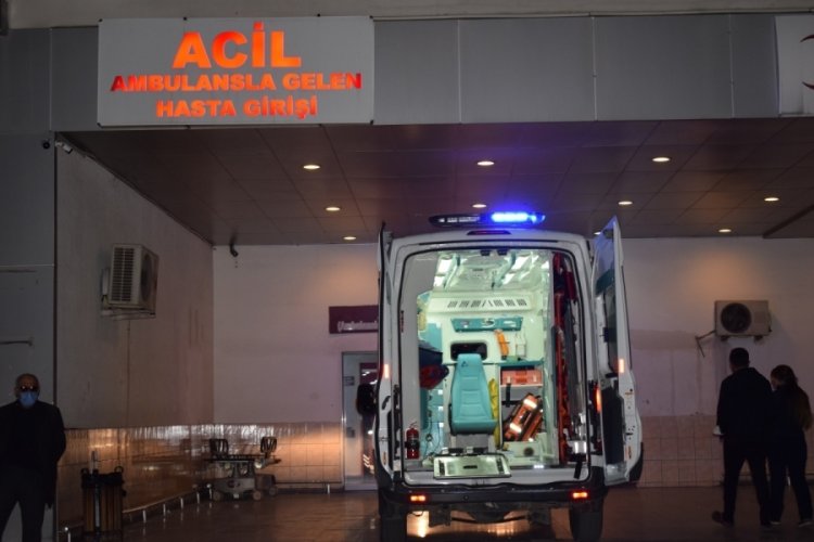 Husumetlilerin bı&ccedil;aklı kavgasında ortalık kan g&ouml;l&uuml;ne d&ouml;nd&uuml;