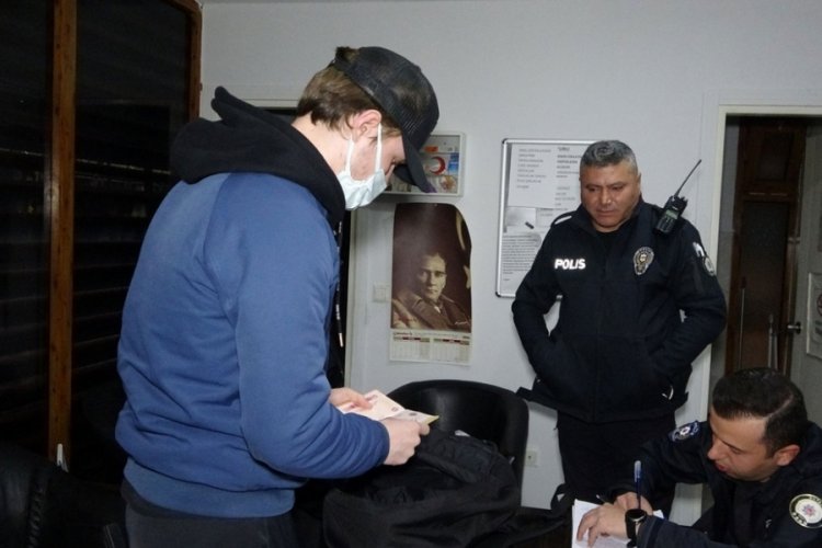 Rus turist, otob&uuml;ste unuttuğu 8 bin dolara yarım saat i&ccedil;inde kavuştu