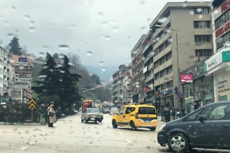 Bursa'da korkutan g&ouml;r&uuml;nt&uuml;ler! Yayalar trafiğe atlıyor (&Ouml;ZEL HABER)