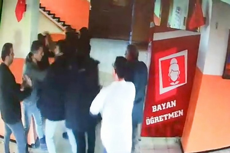Erzurum'da m&uuml;d&uuml;r yardımcısına okulda veli saldırısı kamerada