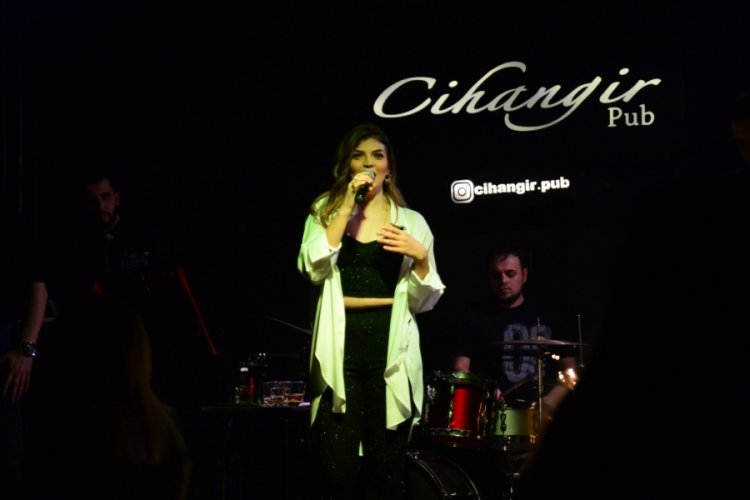 Berna Duvarcı'nın şarkılarıyla  doyasıya eğlendiler