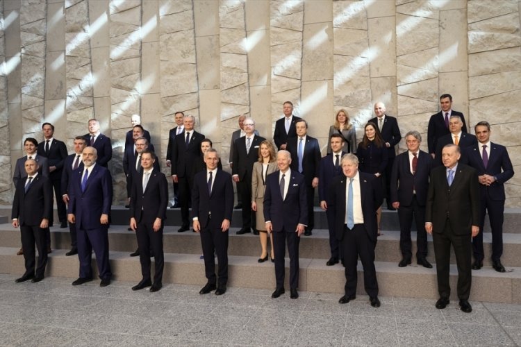T&uuml;rkiye &ccedil;&ouml;z&uuml;m i&ccedil;in devrede! NATO Zirvesi'nde aile fotoğrafı...