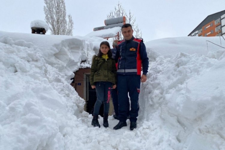 Bitlis'te kara g&ouml;m&uuml;len evde mahsur kalan aile kurtardı