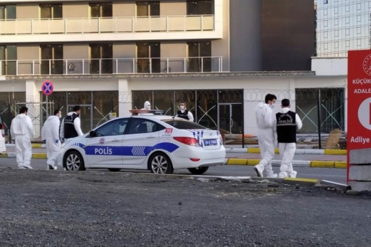 Adliye &ouml;n&uuml;nde kanlı hesaplaşma: 3 &ouml;l&uuml; 4 yaralı