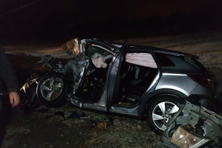 Otomobille iş&ccedil;ileri taşıyan minib&uuml;s &ccedil;arpıştı: 15 iş&ccedil;i &ouml;l&uuml;mden d&ouml;nd&uuml;