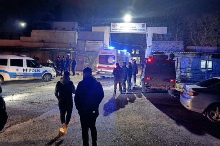 Cezaevinde isyan &ccedil;ıktı, b&ouml;lgeye &ccedil;ok sayıda ekip sevk edildi