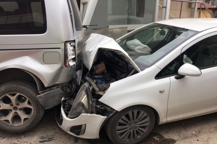 Otomobil park halindeki hafif ticari araca &ccedil;arptı: Yaralılar var