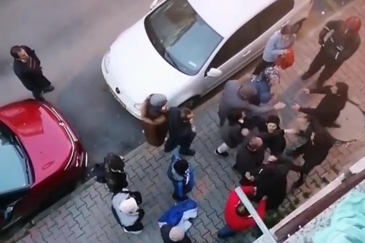 Taciz ş&uuml;phelisini tekme tokat d&ouml;vd&uuml;ler!