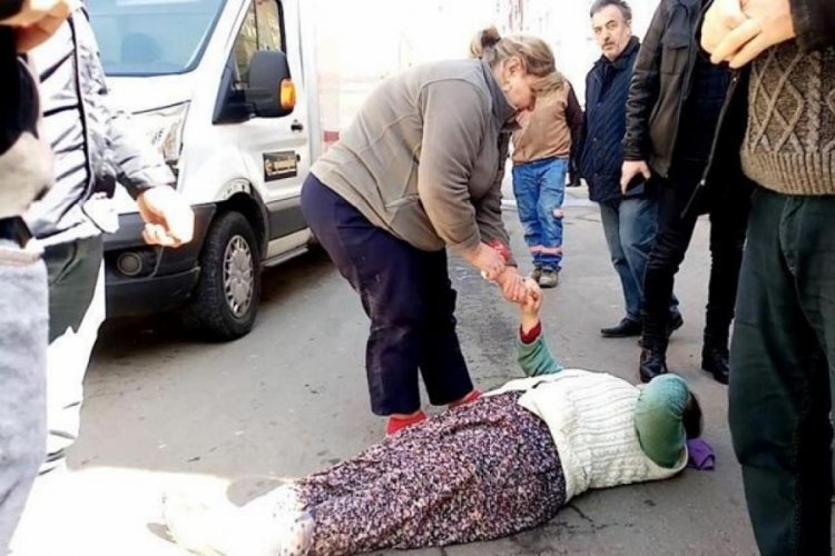 Kazada yaralanan engelli kızın elini bırakmadı