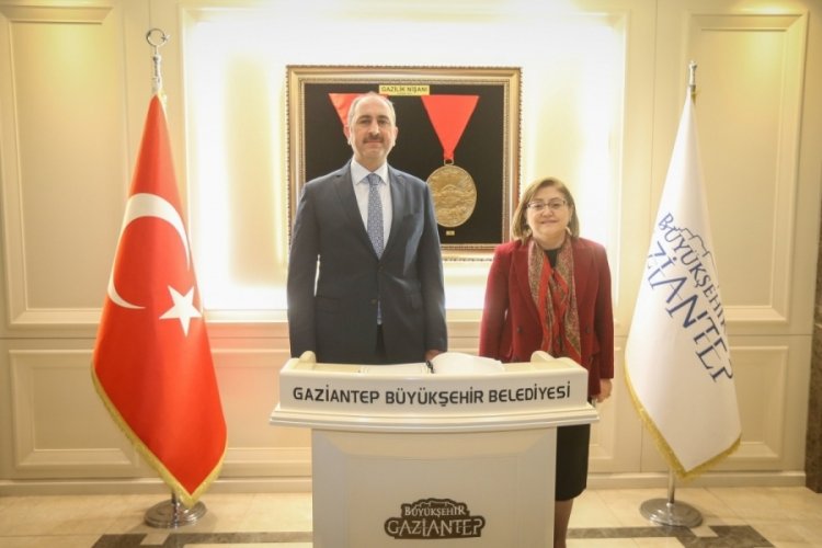 Eski Bakan Abd&uuml;lhamit G&uuml;l, Fatma Şahin'i ziyaret etti