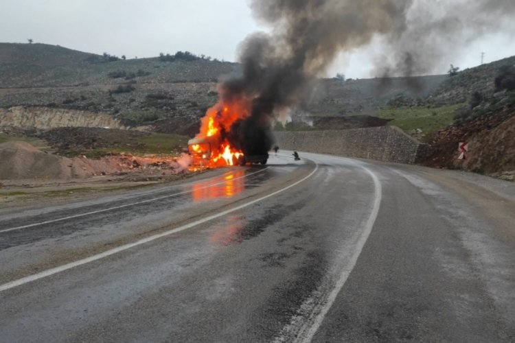 Kilis'te seyir halindeki TIR, alev alev yandı