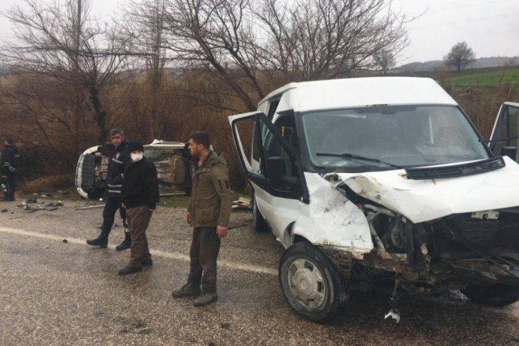 Adıyaman'da, servis minib&uuml;s&uuml; kaza yaptı: 7 yaralı