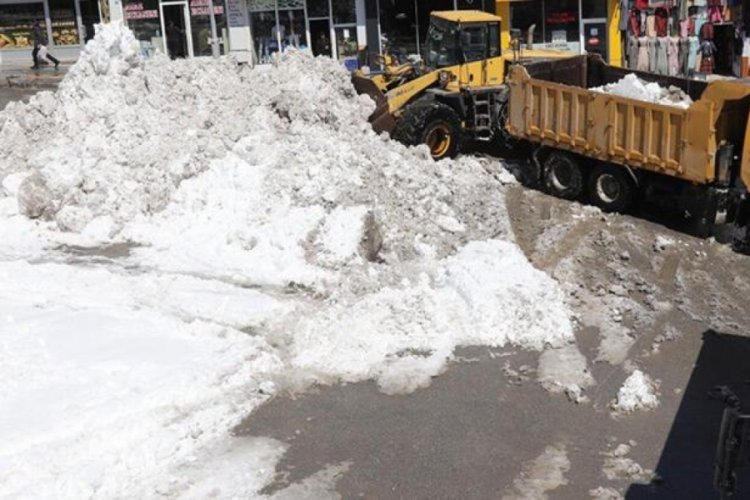 Van'da 50 kamyon kar, şehir dışına taşındı