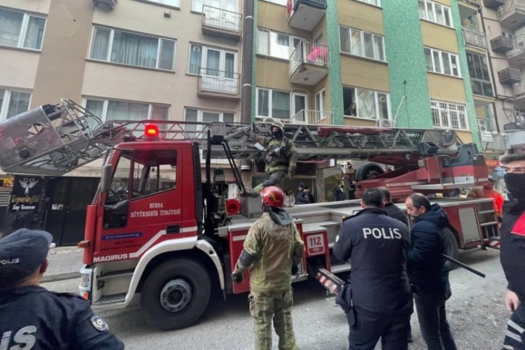 Bursa'da evi yakıp kendisini i&ccedil;eriye kilitledi