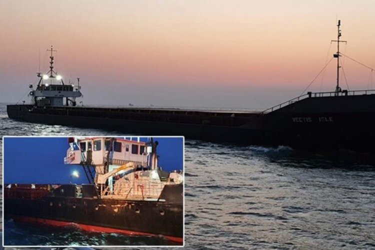 Boğaz'da balık&ccedil;ı teknesiyle kargo gemisi &ccedil;arpıştı