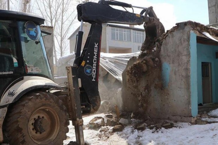 Ka&ccedil;ak g&ouml;&ccedil;menlerin kaldığı ev yıkıldı