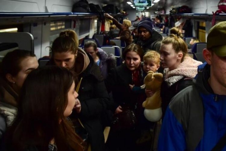 Ukraynalılar kapasitesini aşan trenlerle Polonya'ya sığınıyor