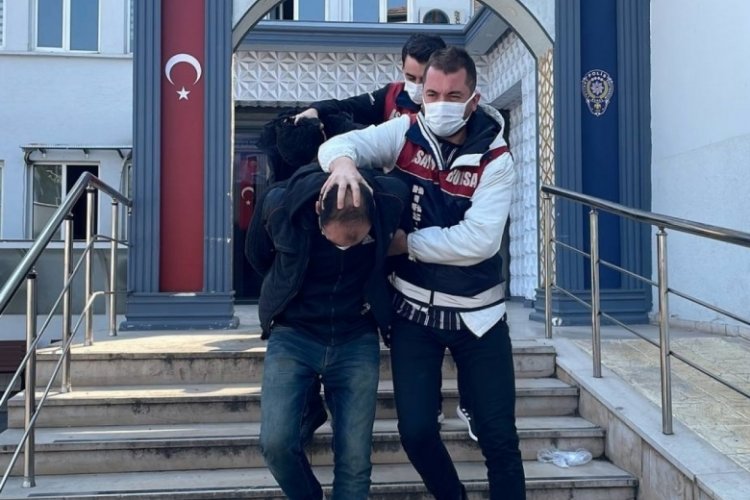 Bursa'da sokaktaki mazgalları &ccedil;aldılar