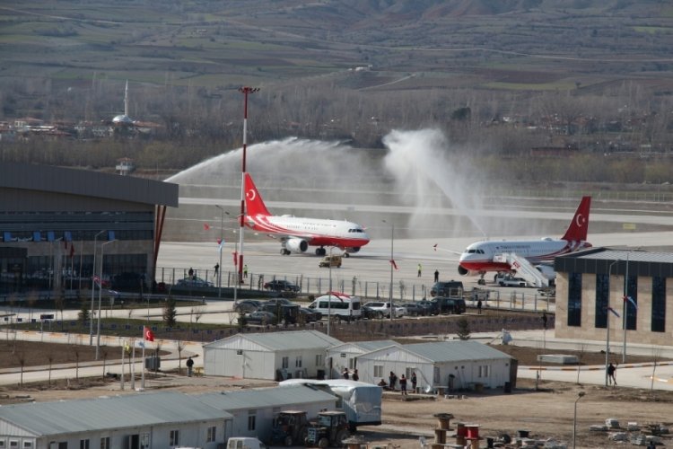 Cumhurbaşkanı Erdoğan'ı taşıyan u&ccedil;ak Tokat'a indi
