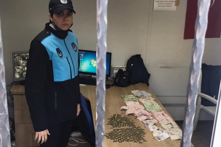 İstanbul'da dilenci operasyonunda meydan ortasında kıyafetlerini &ccedil;ıkarttı
