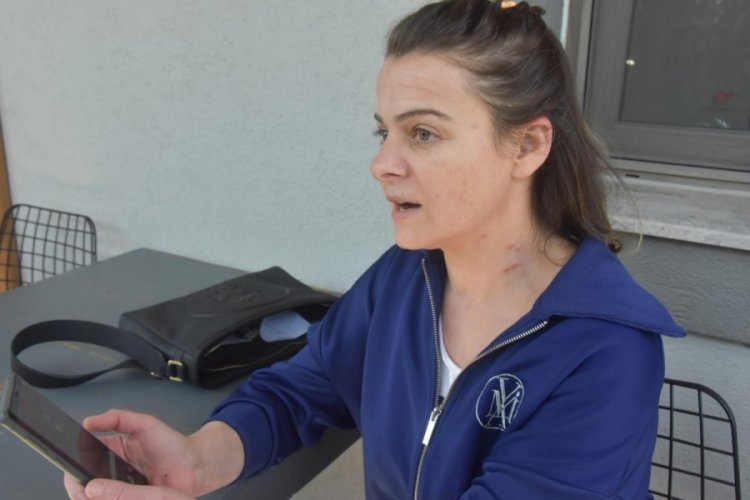 Muğla'da otomobilin &ouml;n&uuml;n&uuml; kesip, kadın s&uuml;r&uuml;c&uuml;y&uuml; darbetti