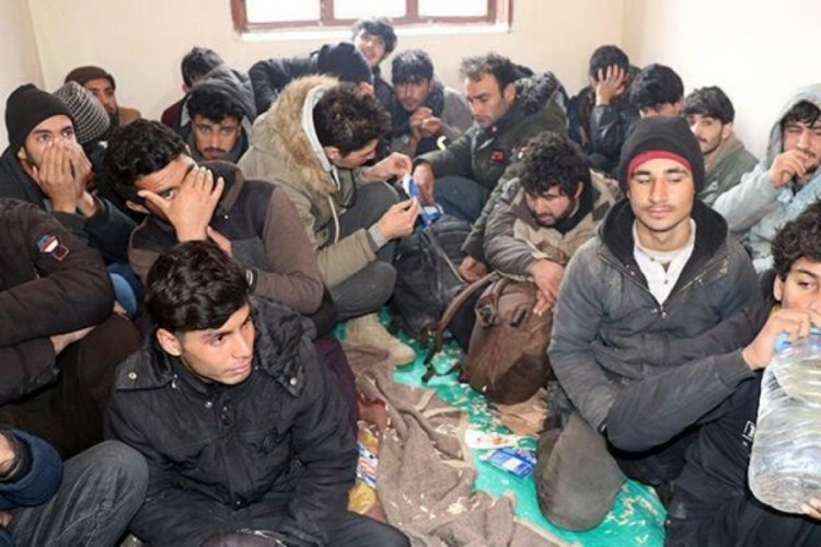 Van'da iş yerine tıka basa doldurulan ka&ccedil;ak g&ouml;&ccedil;menler yakalandı
