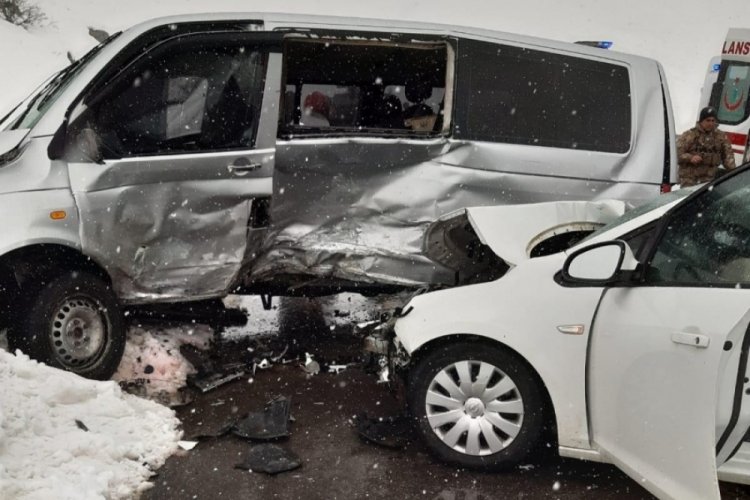 Bitlis'te ara&ccedil; &ccedil;arpıştı: 1 &ouml;l&uuml;, 4 yaralı