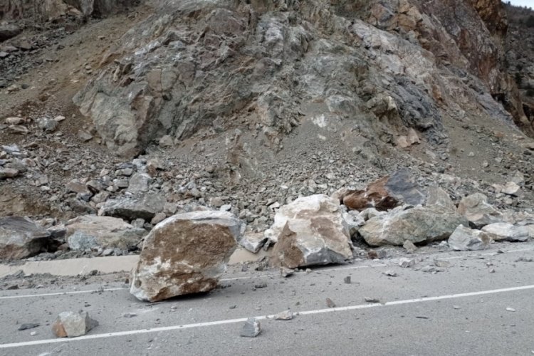 Kayalar minib&uuml;s&uuml;n &uuml;zerine d&uuml;şt&uuml;: 1'i ağır 2 yaralı