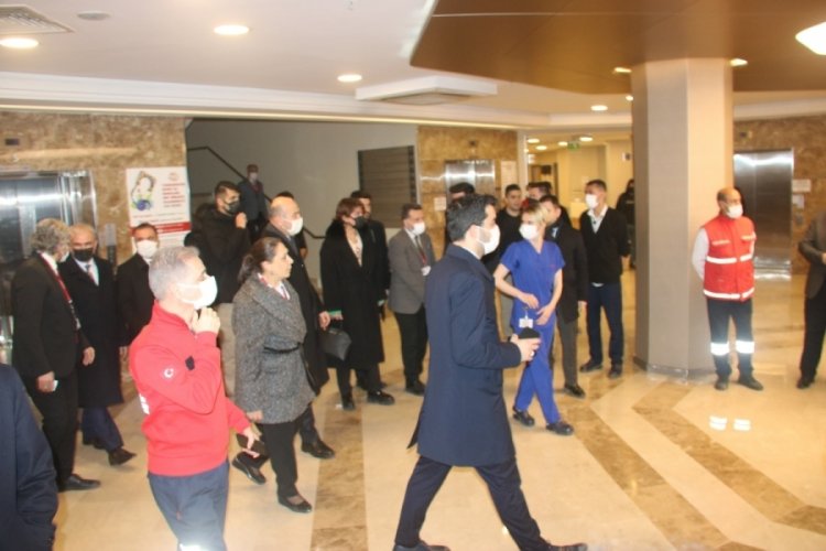 Bakanı Soylu, Diyarbakır'da patlamada yaralanan vatandaşı hastanede ziyaret etti