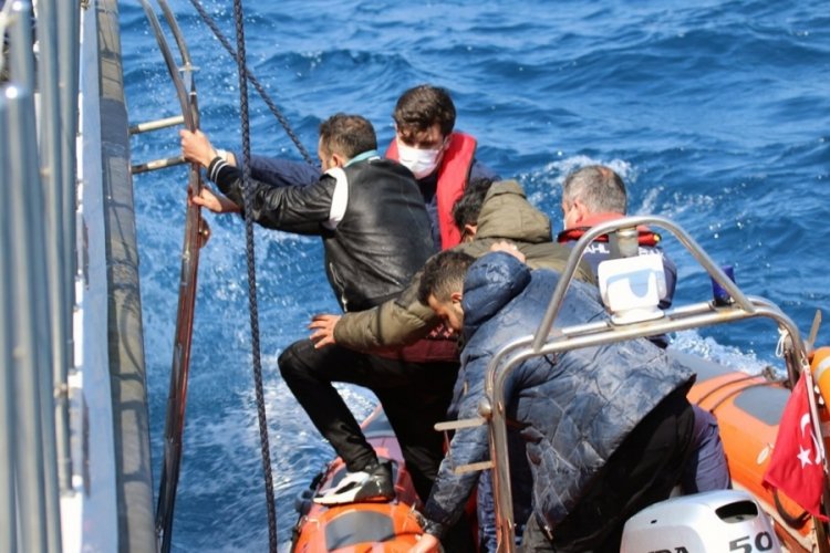 G&ouml;&ccedil;menlerin botu karaya s&uuml;r&uuml;klendi
