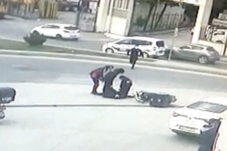 Polisten ka&ccedil;an torbacı motosikletli kuryenin tekmesiyle yakalandı
