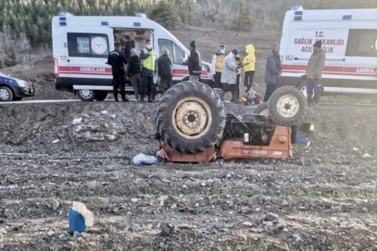 Trakt&ouml;r kazasında baba &ouml;ld&uuml;, oğlu yaralandı