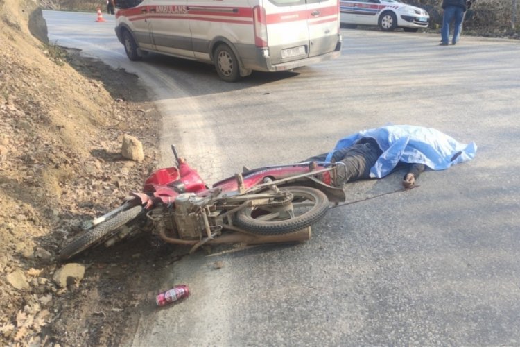Bursa'da motosikletle kamyona &ccedil;arptı, hayatını kaybetti