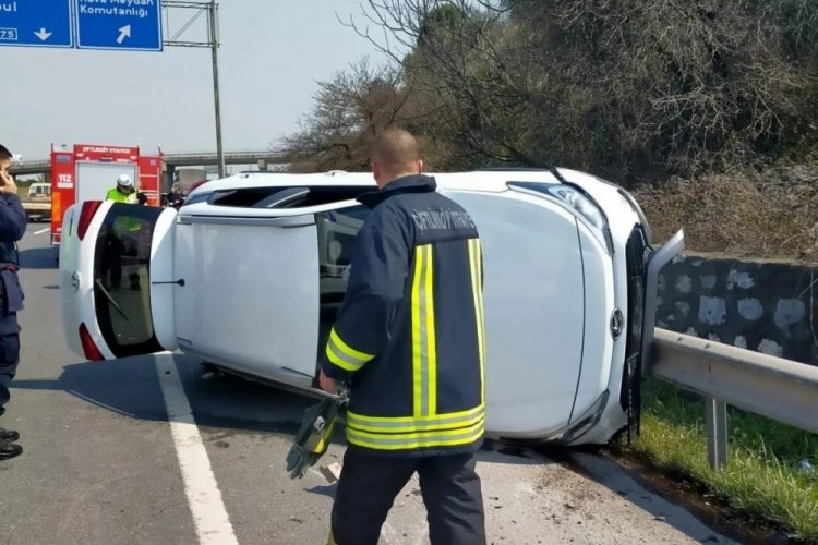 Kontrolden &ccedil;ıkan otomobil bariyerlere &ccedil;arptı