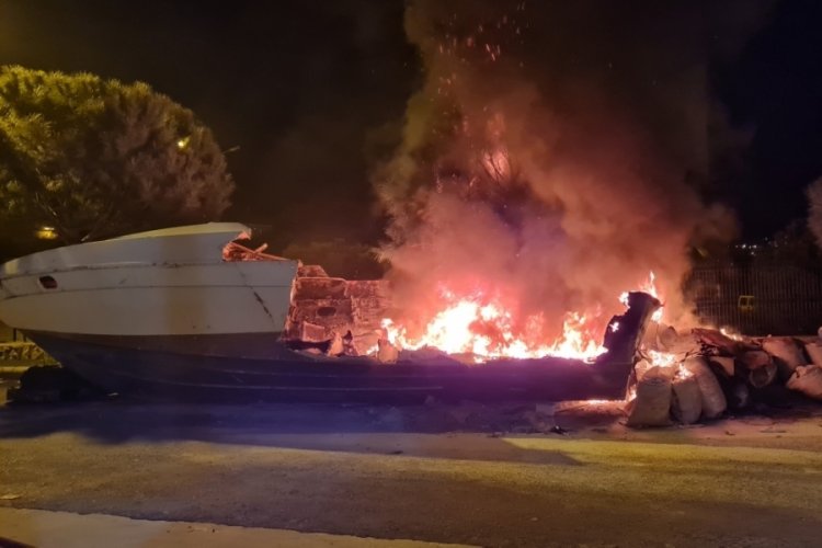 Karada bulunan tekne alev alev yandı