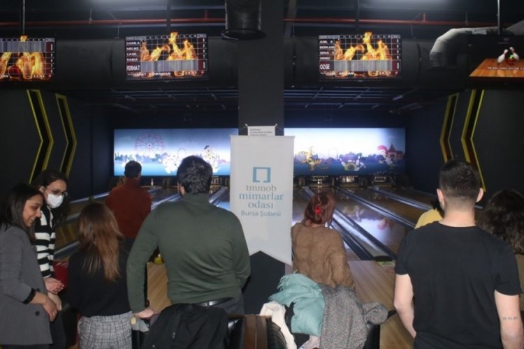 Bursa'da mimarlar bowlingle stres attı