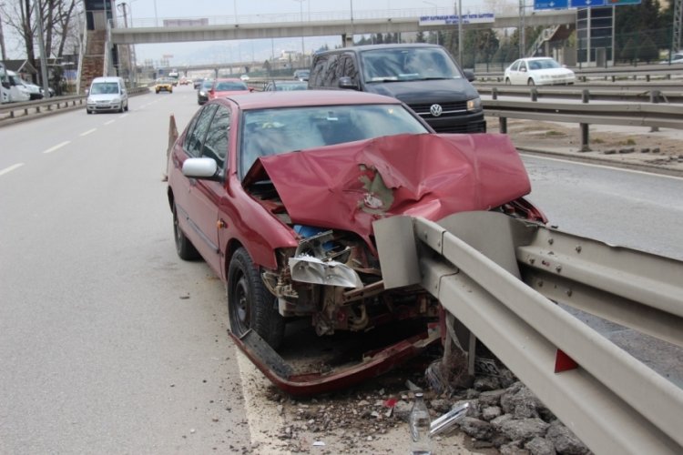 Otomobil bariyerlere saplandı