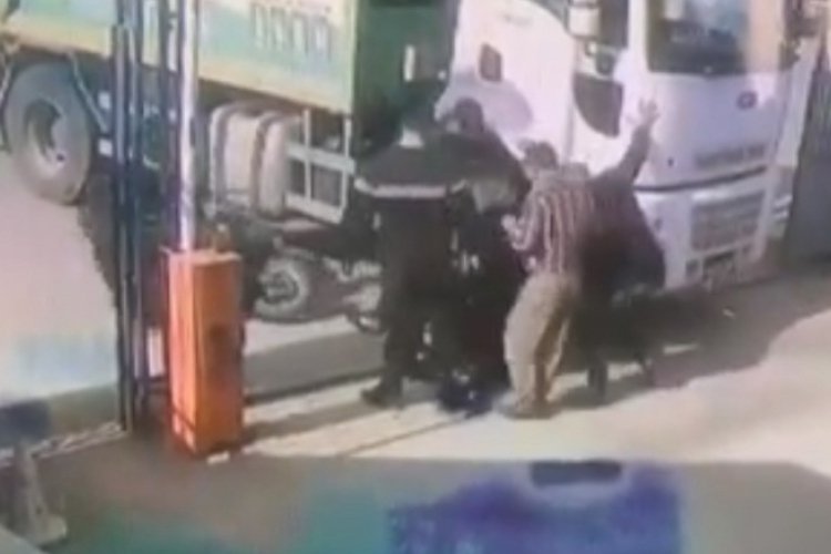 &Ccedil;&ouml;p kamyonunun altında kalan kurye hayatını kaybetti