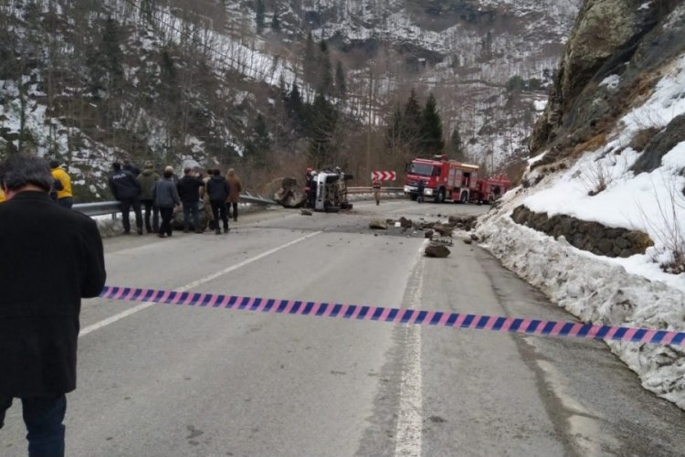 Trabzon'da kaya par&ccedil;ası aracın &uuml;zerine d&uuml;şt&uuml;: 4 &ouml;l&uuml;
